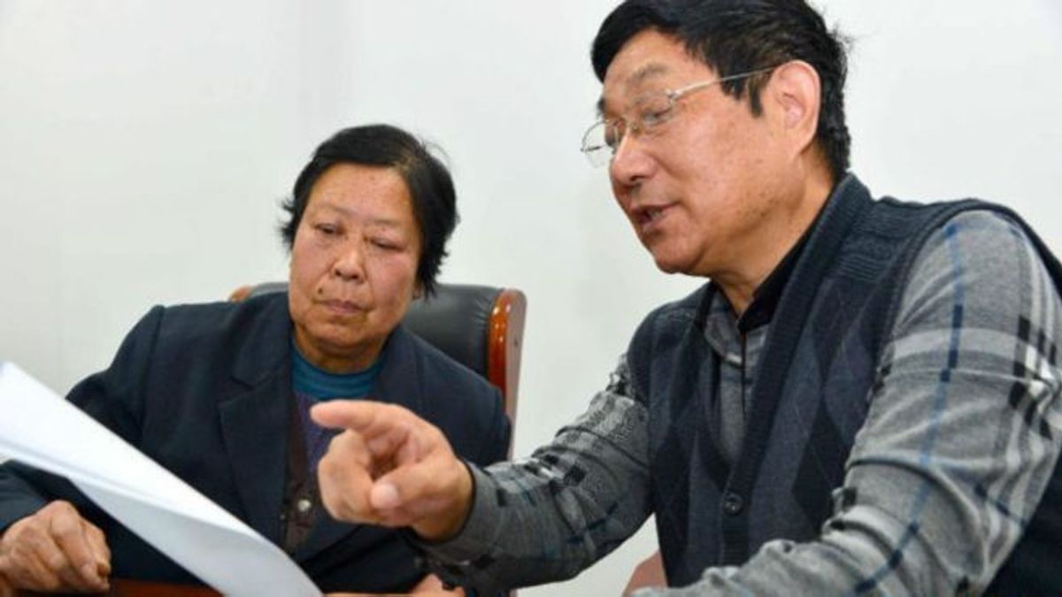 聶樹斌的母親和代表律師在2015年時審閱有關法庭文件。(BBC中文網) 聶樹斌的母親和代表律師在2015年時審閱有關法庭文件。(BBC中文網)