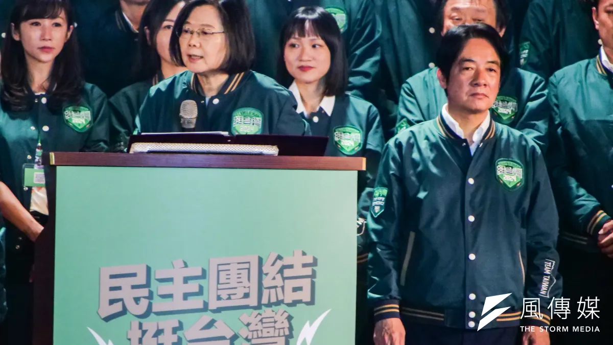 總統蔡英文(左)出席民進黨第20屆第二次黨代表大會。(資料照,蔡親傑攝)
