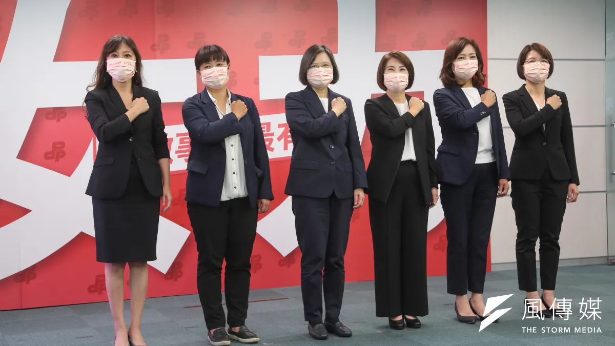 總統蔡英文(左三)、花蓮縣長參選人Kolas Yotaka(左起)、南投縣長參選人蔡培慧、屏東縣長參選人周春米、新竹市長參選人沈慧虹、屏東縣長參選人周春米7日出席民進黨「女力會做事」 形象影片公布記者會。(顏麟宇攝)