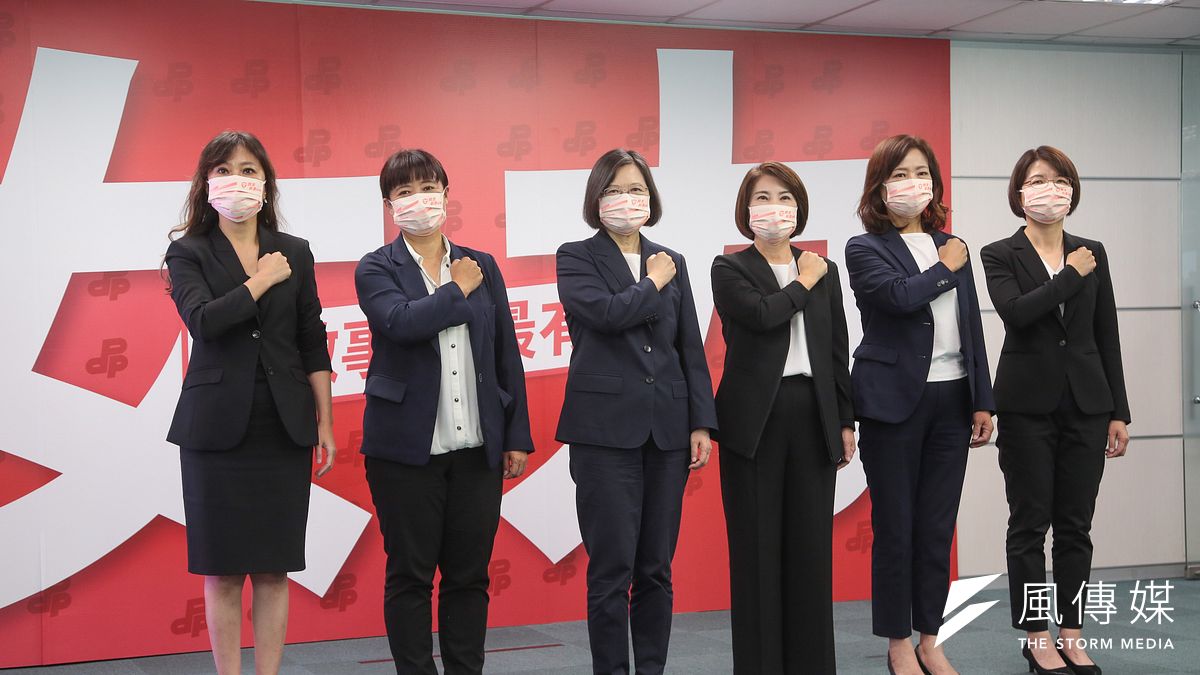 總統蔡英文(左三)、花蓮縣長參選人Kolas Yotaka(左起)、南投縣長參選人蔡培慧、屏東縣長參選人周春米、新竹市長參選人沈慧虹、屏東縣長參選人周春米7日出席民進黨「女力會做事」 形象影片公布記者會。(顏麟宇攝) 總統蔡英文(左三)、花蓮縣長參選人Kolas Yotaka(左起)、南投縣長參選人蔡培慧、屏東縣長參選人周春米、新竹市長參選人沈慧虹、屏東縣長參選人周春米7日出席民進黨「女力會做事」 形象影片公布記者會。(顏麟宇攝)