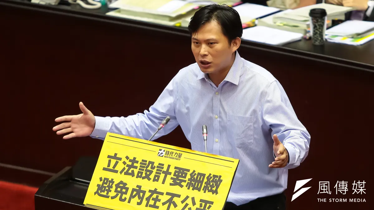 時代力量戰神黃國昌一個月後,就要面臨立委生涯最重要一戰─被罷免。圖為黃國昌在立法院審查「公務人員退休資遣撫卹法草案」時發言。(顏麟宇攝)