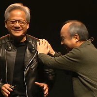 NVIDIAのジェンスン・フアンCEO(左)が対談中にソフトバンクが最大株主だったことに触れ、ソフトバンクグループの孫正義会長(右)は苦笑いを浮かべている。(NVIDIAライブ配信より) NVIDIAのジェンスン・フアンCEO(左)が対談中にソフトバンクが最大株主だったことに触れ、ソフトバンクグループの孫正義会長(右)は苦笑いを浮かべている。(NVIDIAライブ配信より)