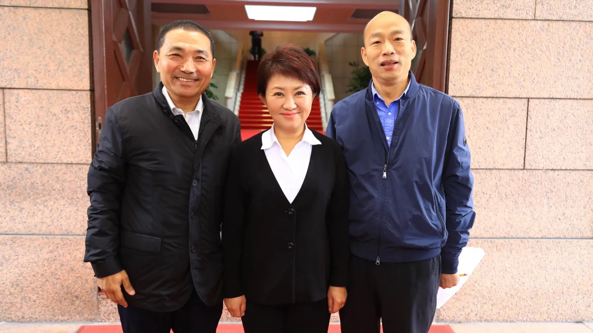 台中市長盧秀燕(中)今(27)日北上出席行政院會針對空汙議題向中央提供建議,獲得行政院長賴清德支持,承諾未來將會與地方合作,進行空汙減量的措施。(台中市政府提供)