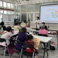 投縣115 學年度第一學期中小學校長會議在日月潭舉行,開幕儀式由副縣長王瑞德跟兩位邵族先生媽以「邵族祈福祝禱」拉開序幕。(圖/南投縣政府) 投縣115 學年度第一學期中小學校長會議在日月潭舉行,開幕儀式由副縣長王瑞德跟兩位邵族先生媽以「邵族祈福祝禱」拉開序幕。(圖/南投縣政府)
