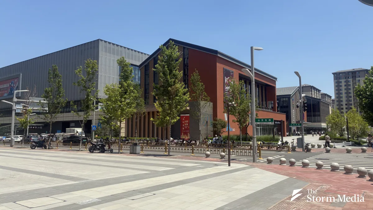 Xiongan Outlets, a well-known commercial district in Hebei's Xiongan New Area, was modeled after Beijing's Sanlitun shopping area / Photo by Tian Chang