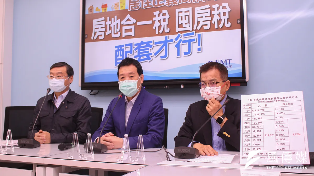 曾銘宗(左)、費鴻泰(中)、賴士葆(右)在「居住正義向前行,房地合一稅、囤房稅配套才行」記者會砲轟蔡政府打房打一半。(蔡親傑攝)