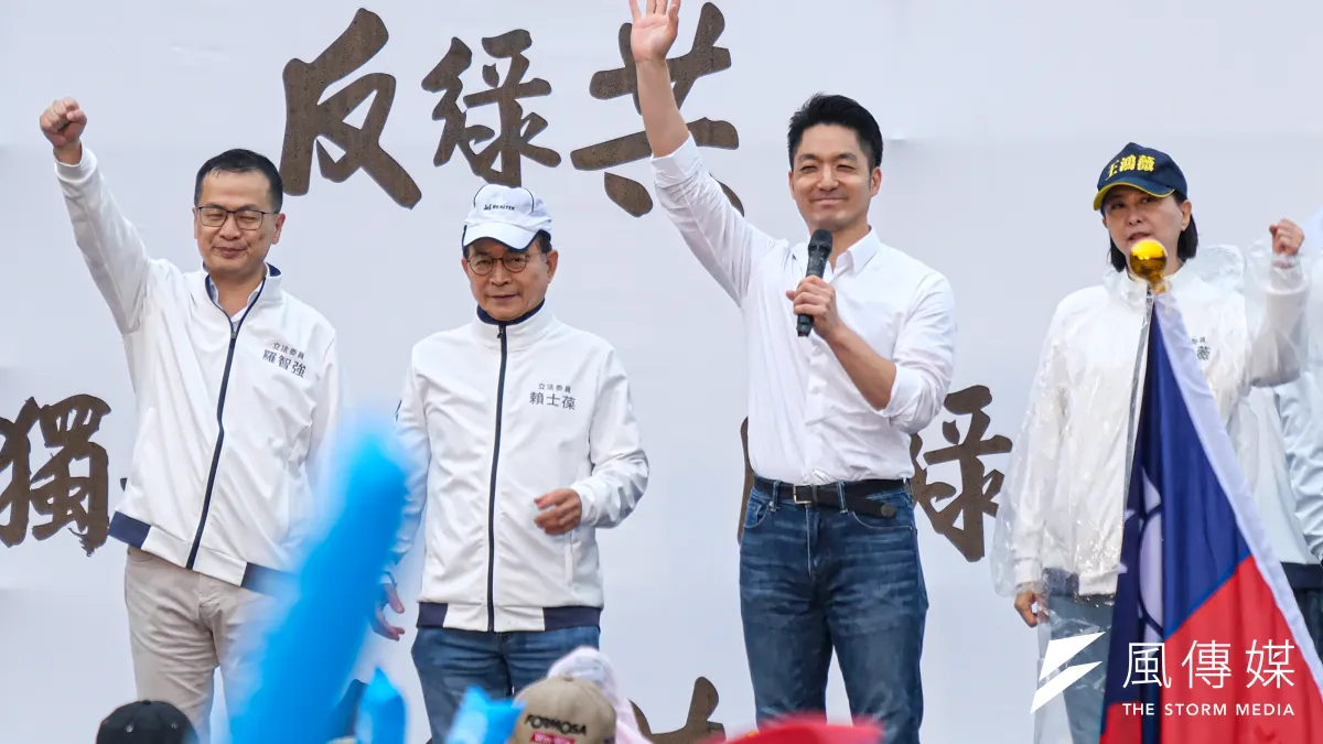 台北市長蔣萬安(右二)力挺國民黨立委賴士葆(左二),批評民進黨搞大罷免是選輸就翻桌。(資料照,劉偉宏攝)