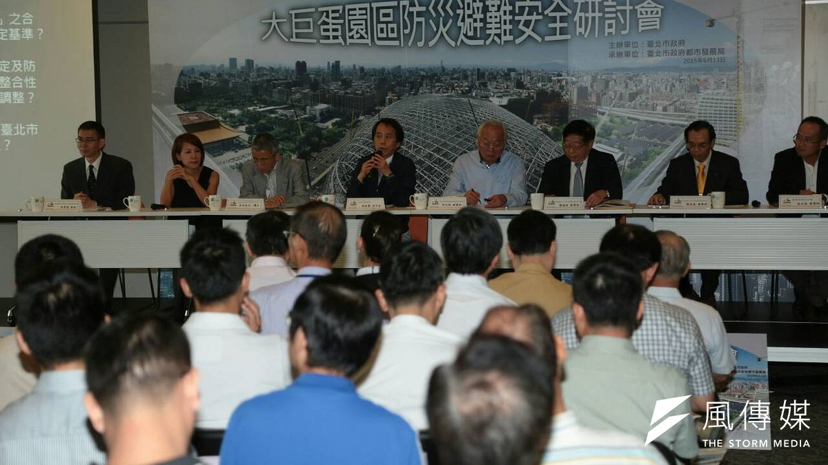 民團認為,若大巨蛋著火,其下停車場與其他影城、商場、旅館、辦公室棟相連通,災害容易蔓延各區,且不應只評估火災,尚有如地震、恐攻等災害需考量。(資料照,余志偉攝) 民團認為,若大巨蛋著火,其下停車場與其他影城、商場、旅館、辦公室棟相連通,災害容易蔓延各區,且不應只評估火災,尚有如地震、恐攻等災害需考量。(資料照,余志偉攝)