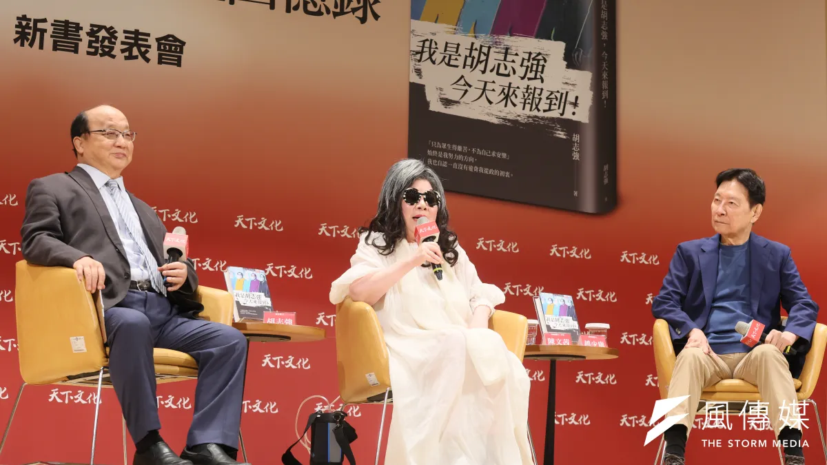 前台中市長胡志強(左)、媒體人陳文茜、前中廣董事長趙少康25日出席「我是胡志強,今天來報到書發表會。胡志強強調,「我堅持反對任何台灣一個青少年去戰場上流血!」(柯承惠攝)