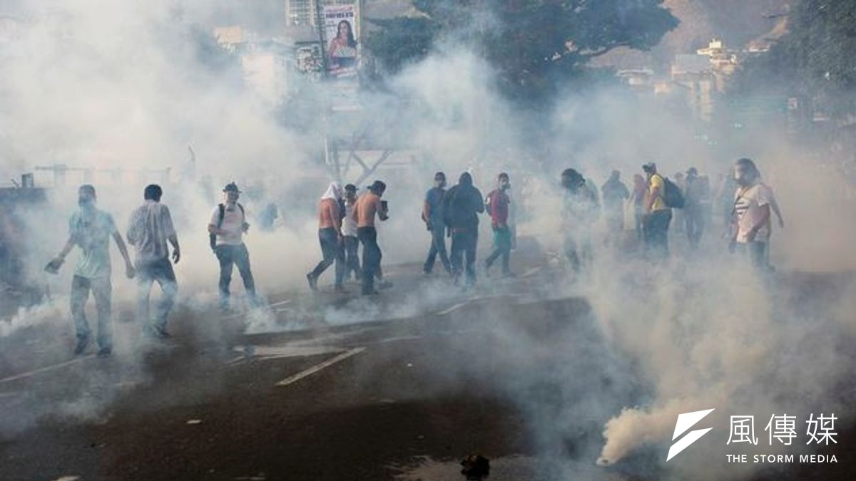 委國反對派示威人勢與警方爆發衝突,22日傳出8死百餘傷的傷亡。(美聯社) 委國反對派示威人勢與警方爆發衝突,22日傳出8死百餘傷的傷亡。(美聯社)