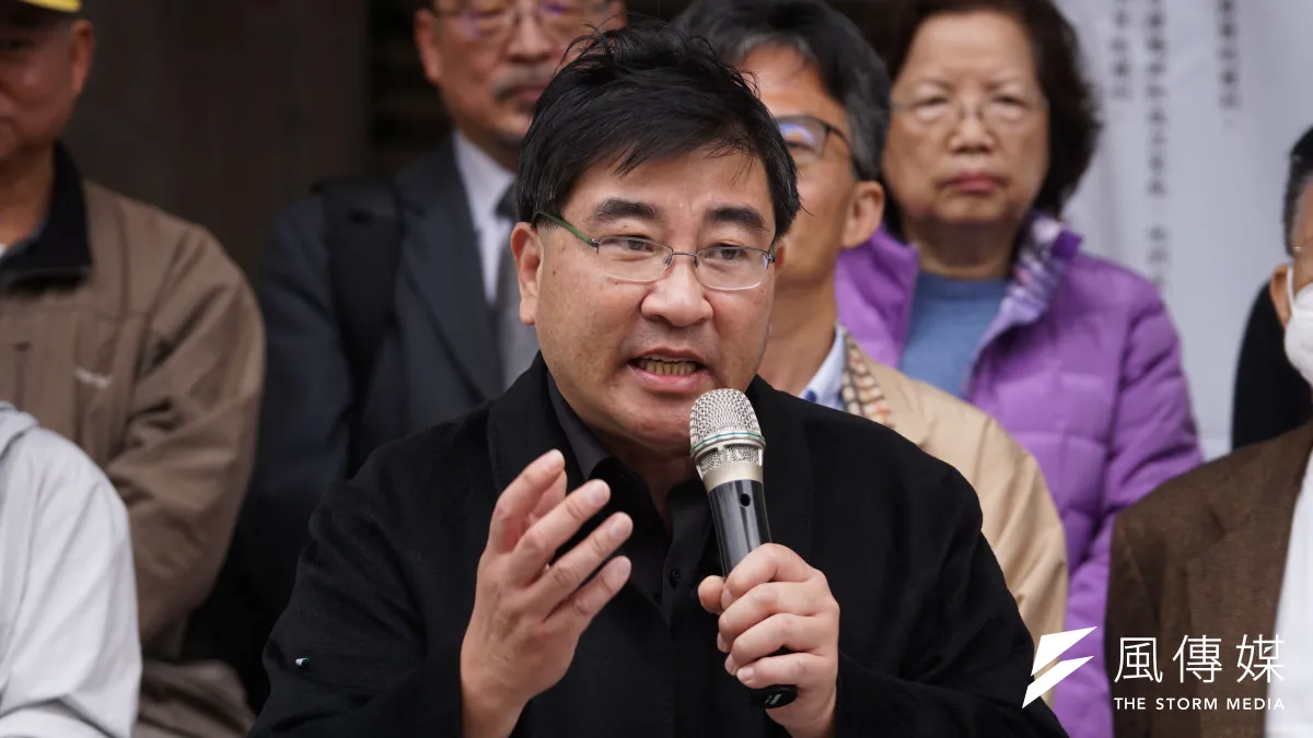 多位前黨外運動人士10日召開「世界人權日,體檢當權者」記者會,土地正義行動聯盟理事長陳致曉批評,「上台的不是民進黨,只不過是另外一個我們控訴的國民黨。」(盧逸峰攝)