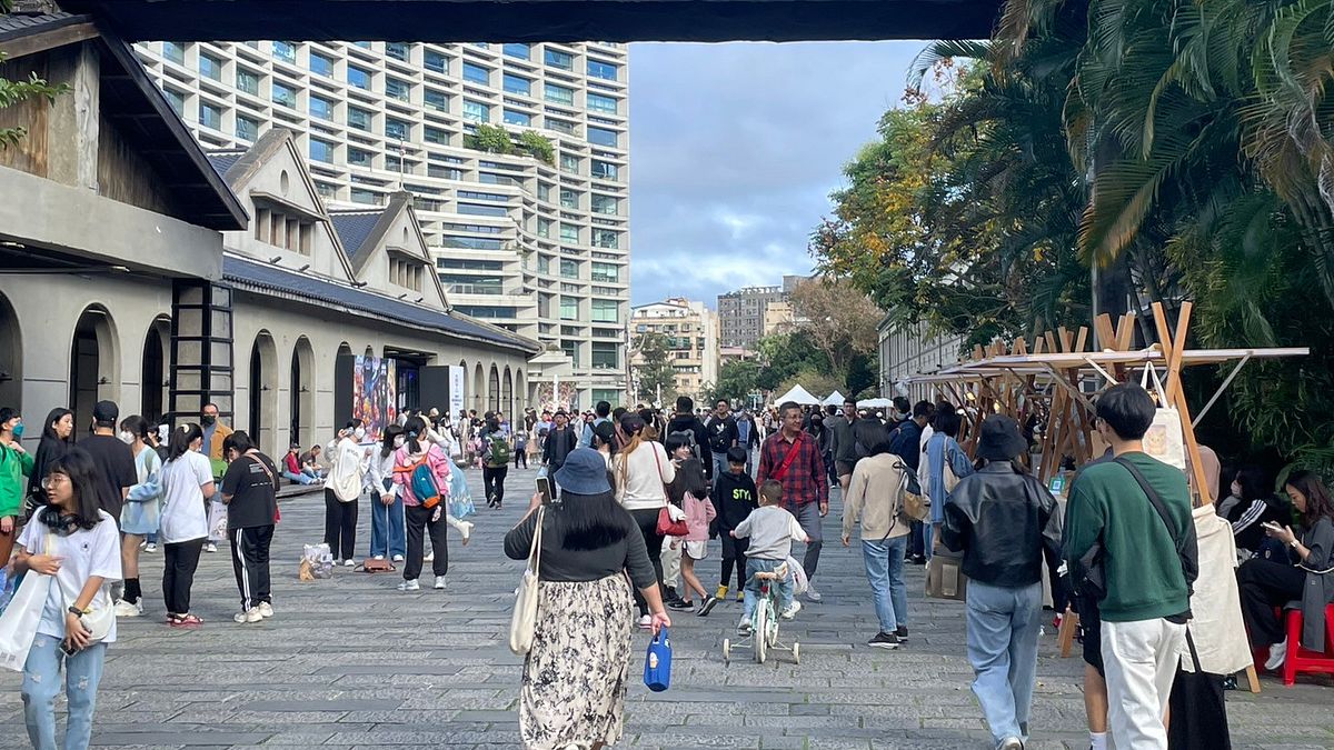 松山文創園區週末文創大街活動逛市集人潮。(圖/松山文創園區提供) 松山文創園區週末文創大街活動逛市集人潮。(圖/松山文創園區提供)