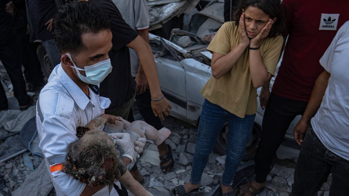 2023年10月21日,加薩走廊汗尤尼斯遭受以色列空襲後,一名兒童從廢墟中被抱出。(美聯社) 2023年10月21日,加薩走廊汗尤尼斯遭受以色列空襲後,一名兒童從廢墟中被抱出。(美聯社)