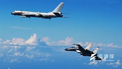 中國解放軍空軍蘇愷SU-30MKK(下)與轟-6K戰機(上)進行軍演。(資料照,取自中國空軍微博)
