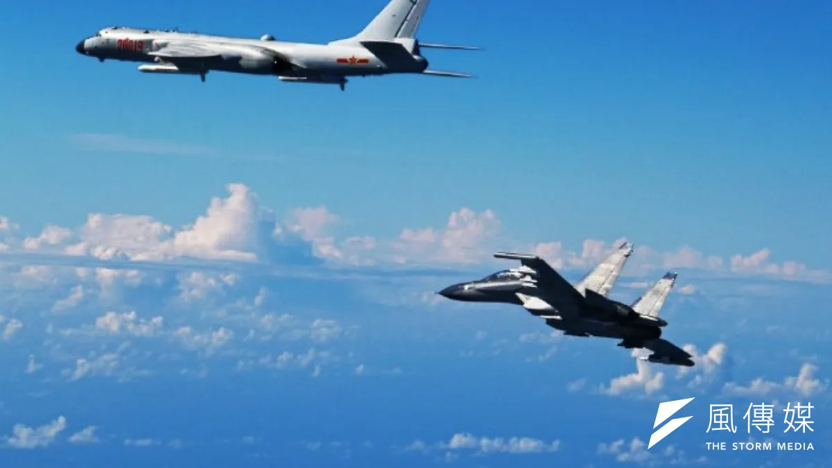 中國解放軍空軍蘇愷Su-30MKKMM(下)與轟-6K戰機(上)。取自中國空軍微博