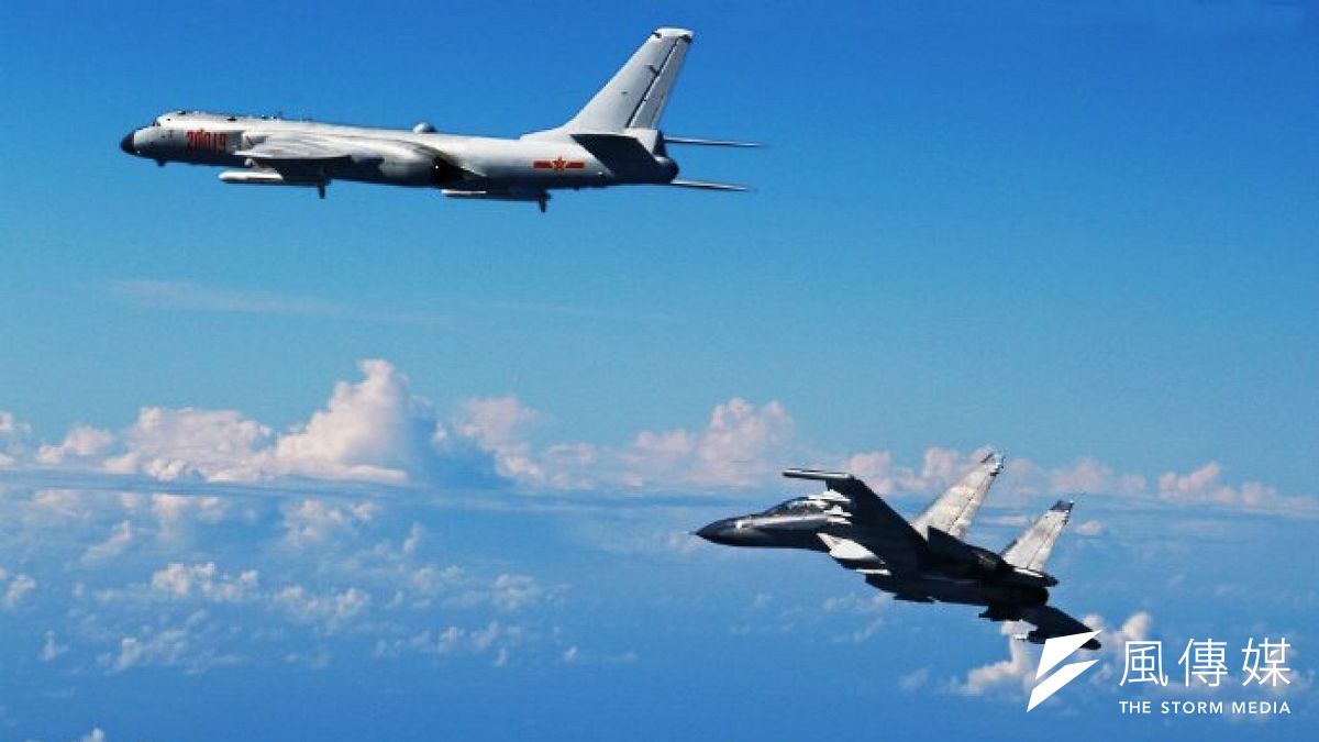 中國解放軍空軍蘇愷Su-30MKKMM(下)與轟-6K戰機(上)。取自中國空軍微博 中國解放軍空軍蘇愷Su-30MKKMM(下)與轟-6K戰機(上)。取自中國空軍微博