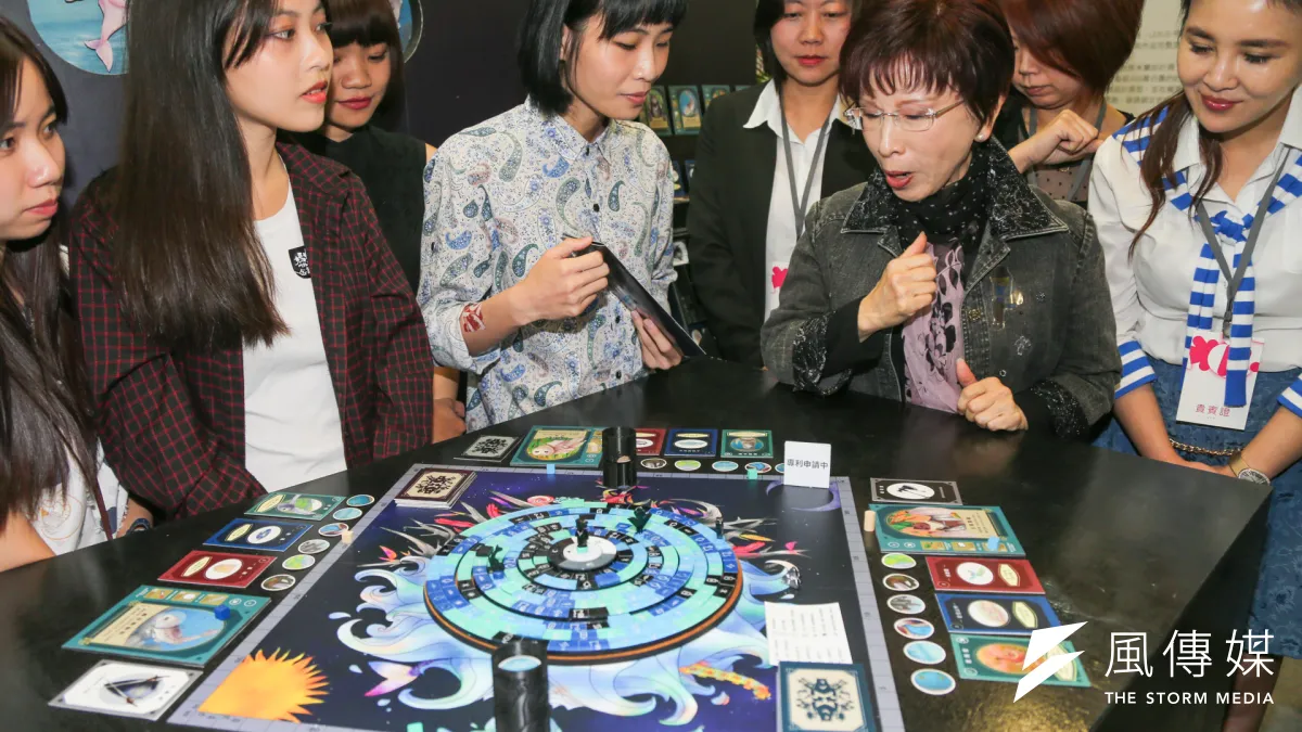 洪秀柱16日參觀「新一代設計展」,被問到馬英九回鍋參選黨主席傳言,洪秀柱表示「不可能」。(陳明仁攝)
