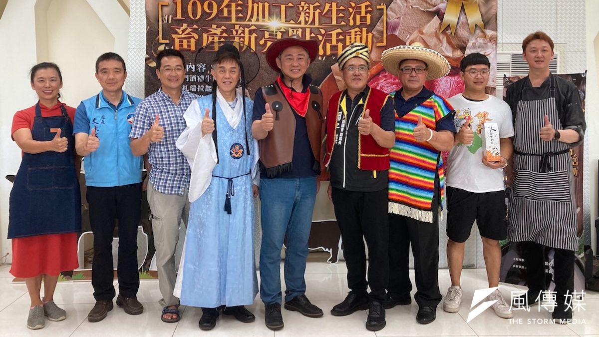 金門縣長楊鎮浯、金門縣議會副議長周子傑、議員蔡水游、畜試所長許一傑今天都盛裝打扮。(圖/楊經緯攝) 金門縣長楊鎮浯、金門縣議會副議長周子傑、議員蔡水游、畜試所長許一傑今天都盛裝打扮。(圖/楊經緯攝)