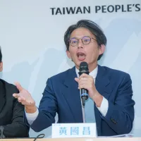 竹北市長選舉藍白合破局,民眾黨主席黃國昌(右)被《美麗島電子報》董事長吳子嘉提出刑事告發,黃國昌對此怒批,這就是徐欣瑩派人搞騷擾戰術。(資料照,劉偉宏攝) 竹北市長選舉藍白合破局,民眾黨主席黃國昌(右)被《美麗島電子報》董事長吳子嘉提出刑事告發,黃國昌對此怒批,這就是徐欣瑩派人搞騷擾戰術。(資料照,劉偉宏攝)