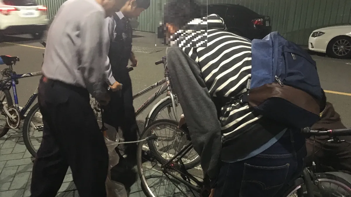 印尼生單車「破風」卡路中 熱心警急救援