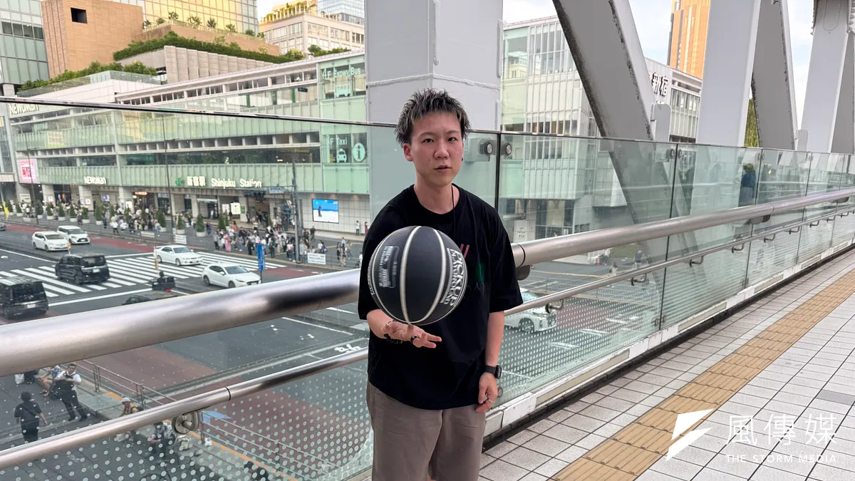 台湾出身のフリースタイルバスケットボール選手、彭永彣(ペン・ヨンウェン)氏は、東京リゾート&スポーツ専門学校で幼児体育を学ぶ傍ら、日本におけるフリースタイルバスケの環境を体験している。 (写真/黄信維撮影) 台湾出身のフリースタイルバスケットボール選手、彭永彣(ペン・ヨンウェン)氏は、東京リゾート&スポーツ専門学校で幼児体育を学ぶ傍ら、日本におけるフリースタイルバスケの環境を体験している。 (写真/黄信維撮影)