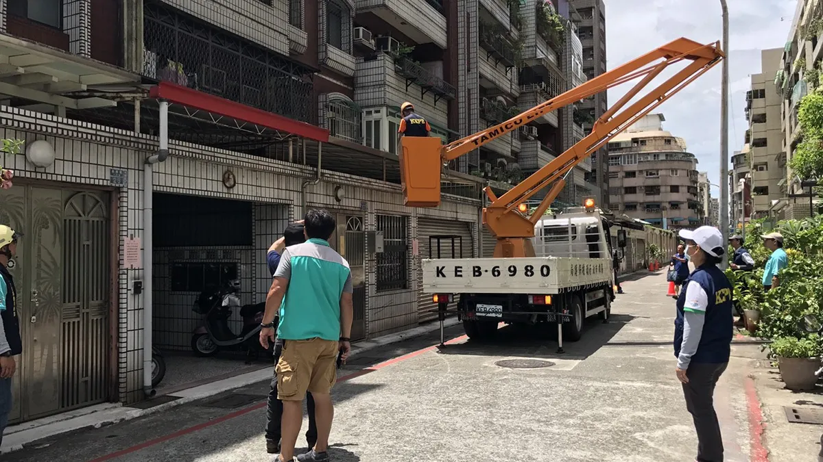 午後陣雨頻傳 高市府協助屋簷排水槽化學防治作業