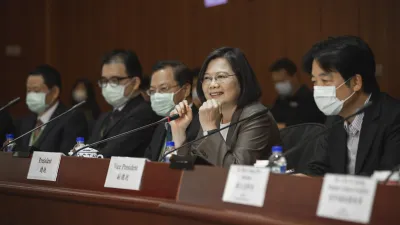 2020年11月23日,總統蔡英文(右二)與副總統賴清德(右一)出席「2030雙語國家政策第一次諮詢會議」。(資料照,總統府提供)