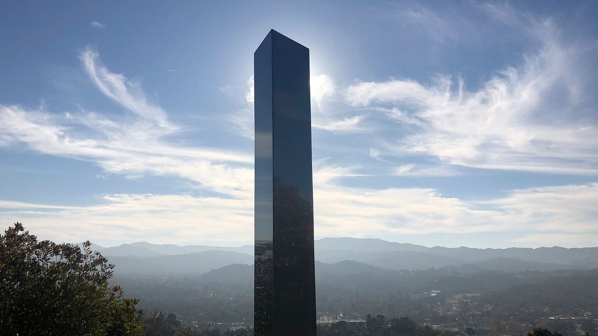 12月1日,美國加州藝術家麥肯錫與夥伴在該州中部一處山頂創造的金屬巨柱(美聯社) 12月1日,美國加州藝術家麥肯錫與夥伴在該州中部一處山頂創造的金屬巨柱(美聯社)