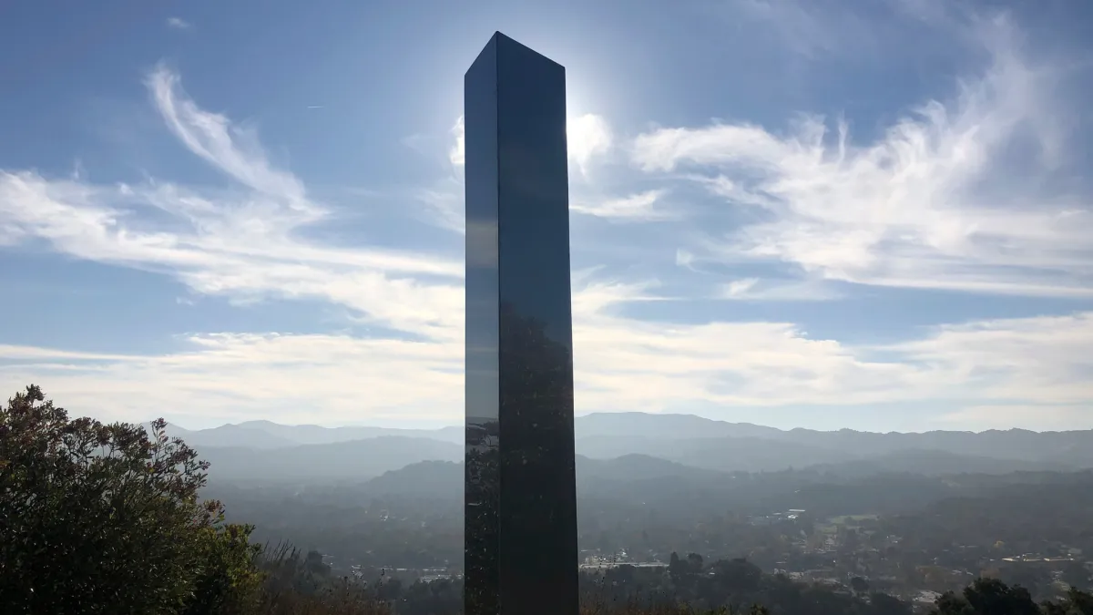 12月1日,美國加州藝術家麥肯錫與夥伴在該州中部一處山頂創造的金屬巨柱(美聯社)