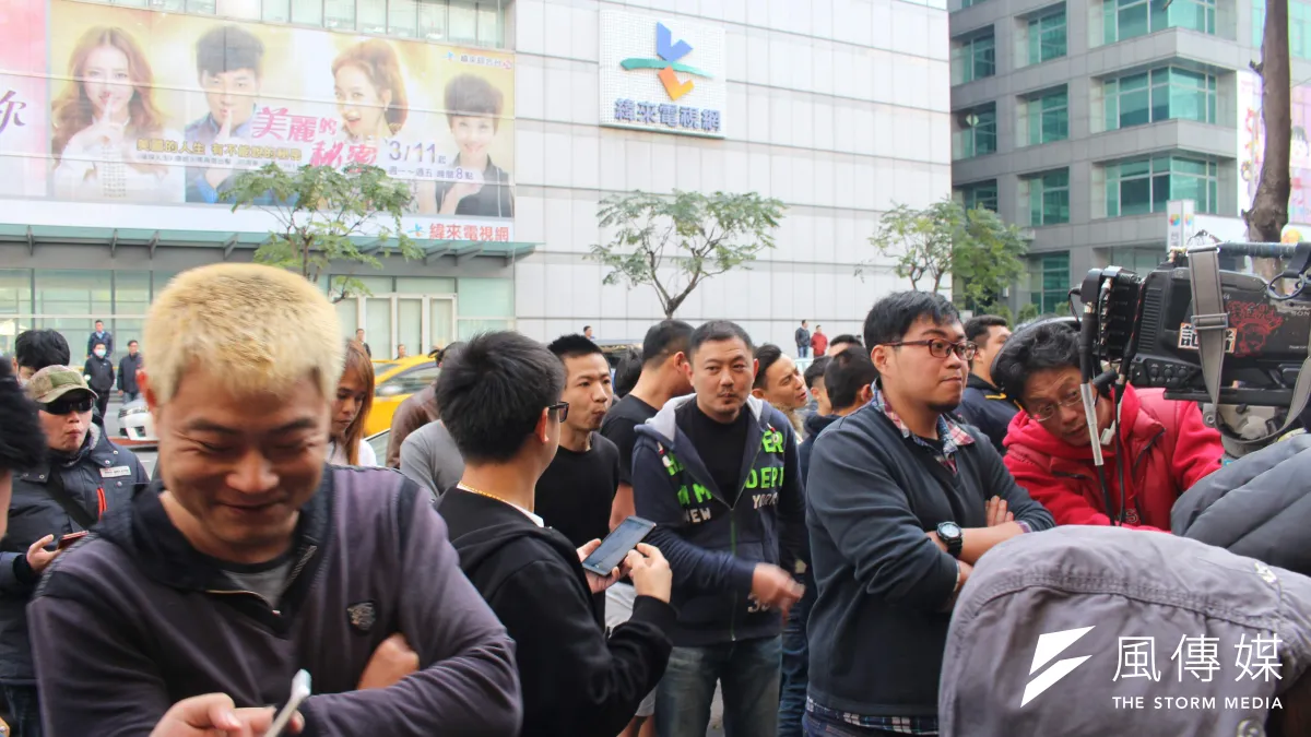 內湖女童命案,警方移送嫌犯之際,派出所現場民眾群情激憤等待。(方炳超攝)