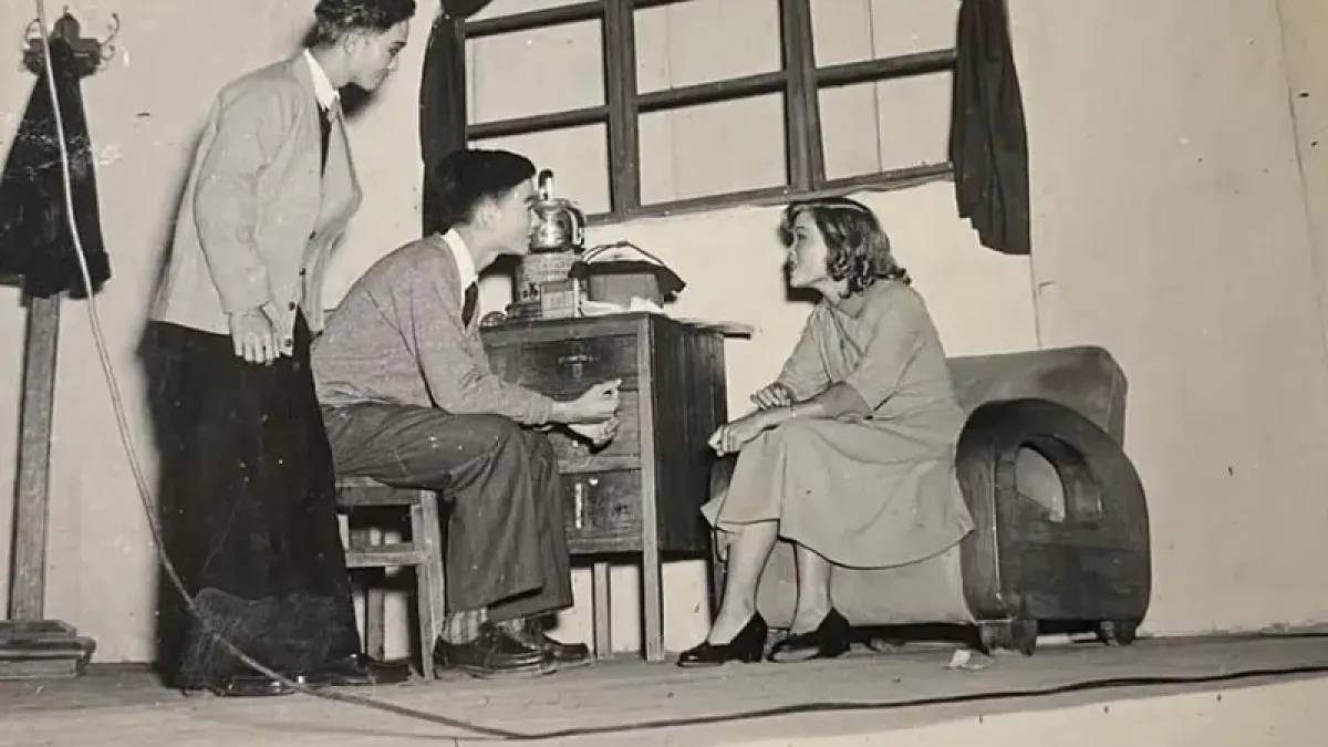 1952年參加校際戲劇比賽,演出話劇《白茶》(中坐者) (李怡提供)
