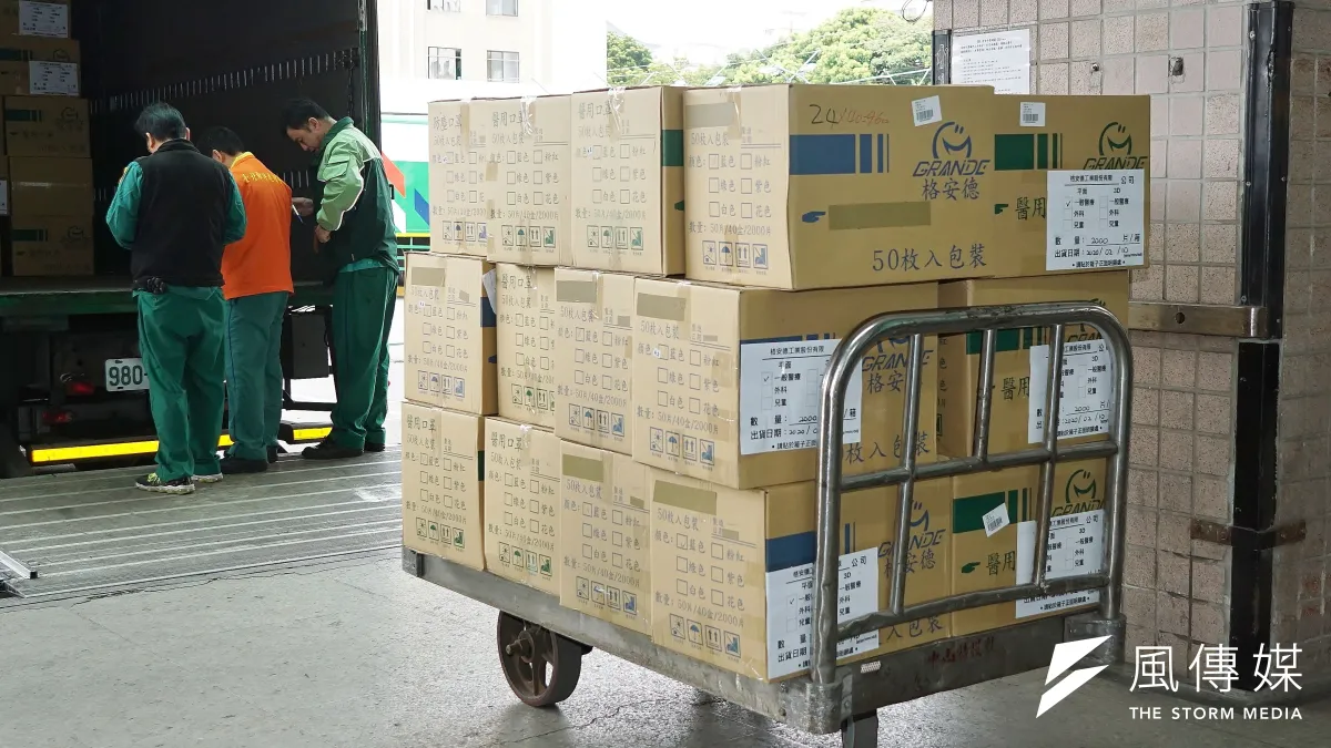政府全面徵收口罩大概是多數台灣人首次經歷配給政策,覺得不方便就抱怨政府無能,加上政客和名嘴荒腔走板評論,應是不理解必要物資缺乏下不得已的配給用意,還有數學不是很好的關。圖為中華郵政公司配送防疫口罩。(資料照,盧逸峰攝)