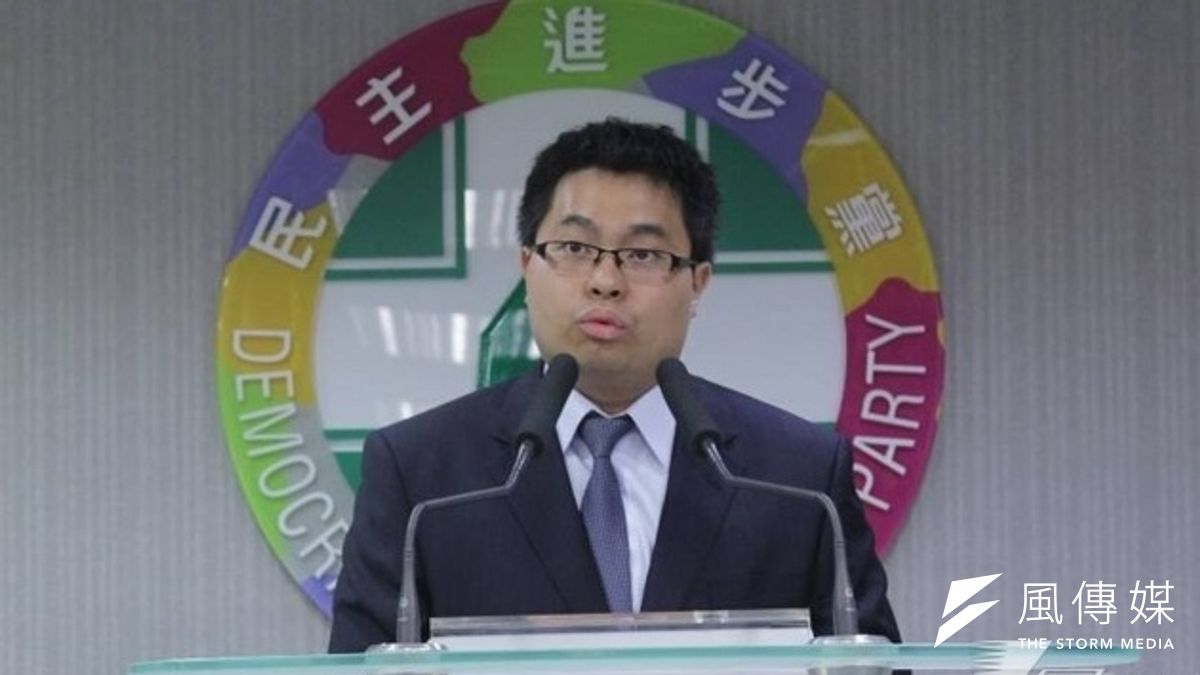 民進黨發言人黃帝穎15日指出,頂新4年前曾捐款525萬元給國民黨競選高雄市長之用,令人懷疑這1年多來馬政府對頂新黑心食品的「行政怠惰」,是否與頂新捐給國民黨的獻金形成對價關係,檢察官應啟動調查。(資料照片,顏振凱攝) 民進黨發言人黃帝穎15日指出,頂新4年前曾捐款525萬元給國民黨競選高雄市長之用,令人懷疑這1年多來馬政府對頂新黑心食品的「行政怠惰」,是否與頂新捐給國民黨的獻金形成對價關係,檢察官應啟動調查。(資料照片,顏振凱攝)