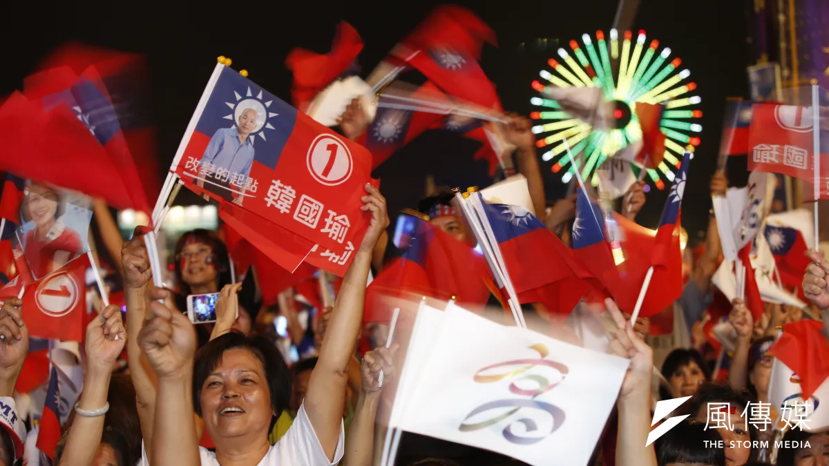 高雄市長韓國瑜去年底選舉支出1.14億元,明顯超過中選會公告的8884萬元上限。圖為去年選前之夜,支持韓國瑜民眾熱情加油。(資料照,新新聞郭晉瑋攝)