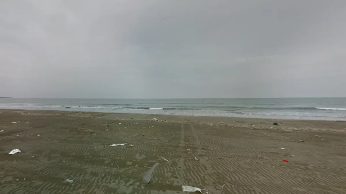 一對中國籍父子16日搭橡皮艇從桃園觀音海水浴場沙灘上岸,偷渡來台遭逮捕。(圖/翻攝自Google Maps)