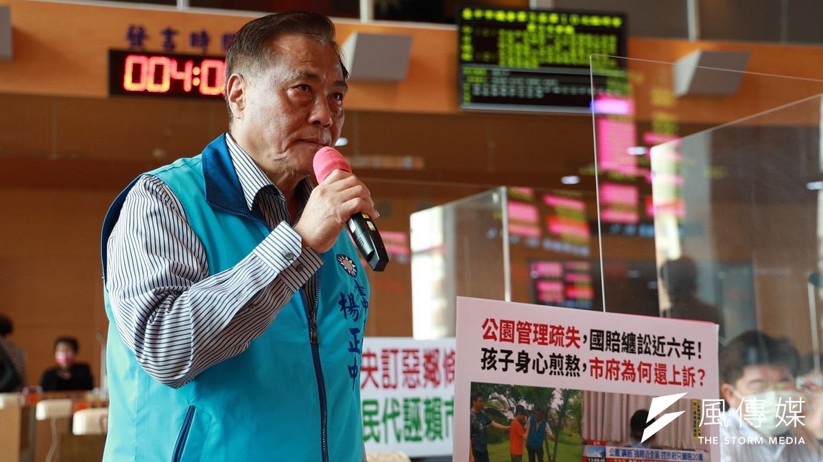 台中市議員黃健豪、楊正中關心6年前少年鐵條傷眼案,雖非在市長盧秀燕任內發生,但傷者家屬因長期訴訟精疲力盡,議員們呼籲市府應盡速還家屬公道。(圖/記者王秀禾攝) 台中市議員黃健豪、楊正中關心6年前少年鐵條傷眼案,雖非在市長盧秀燕任內發生,但傷者家屬因長期訴訟精疲力盡,議員們呼籲市府應盡速還家屬公道。(圖/記者王秀禾攝)