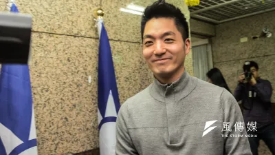 國民黨立委蔣萬安雖未宣布參選台北市長,但已被視為可能和現任市長柯文哲一戰的強棒,圖為國民黨第20屆中央委員第一次全體會議,蔣萬安步出場地。(甘岱民攝)