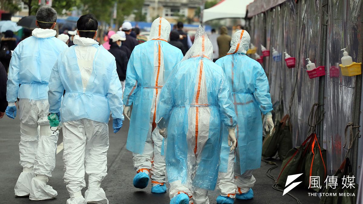 醫護人員在疫情期間無不勞心勞力,近期健保費調漲呼聲,讓他們在第一線的處境,又被社會討論。(資料照,柯承惠攝) 醫護人員在疫情期間無不勞心勞力,近期健保費調漲呼聲,讓他們在第一線的處境,又被社會討論。(資料照,柯承惠攝)