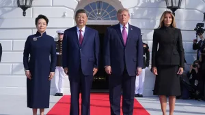美國總統川普(中右)與第一夫人梅蘭妮亞(右)在白宮接待習近平和彭麗媛夫婦到訪。(美聯社) 美國總統川普(中右)與第一夫人梅蘭妮亞(右)在白宮接待習近平和彭麗媛夫婦到訪。(美聯社)