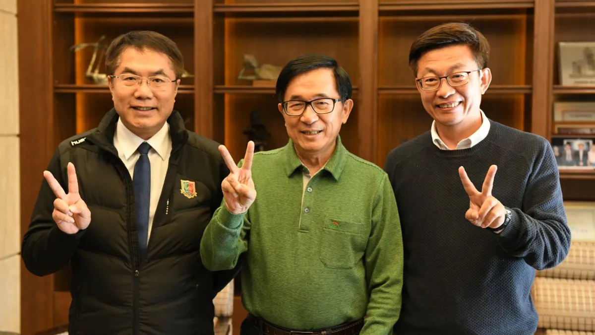民進黨台南立委候選人郭國文(右)下午和台南市長黃偉哲(左)親訪前總統陳水扁(中),3人還一起比出郭的競選號次2號合影。(取自郭國文臉書)