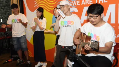 臉部平權特展11日起在高雄登場,八仙塵爆傷友相妤(左二)將赴歐推廣臉部平權理念,同為八仙傷友的子羨(右二)等人在現場唱歌為她加油。(陽光基金會提供)