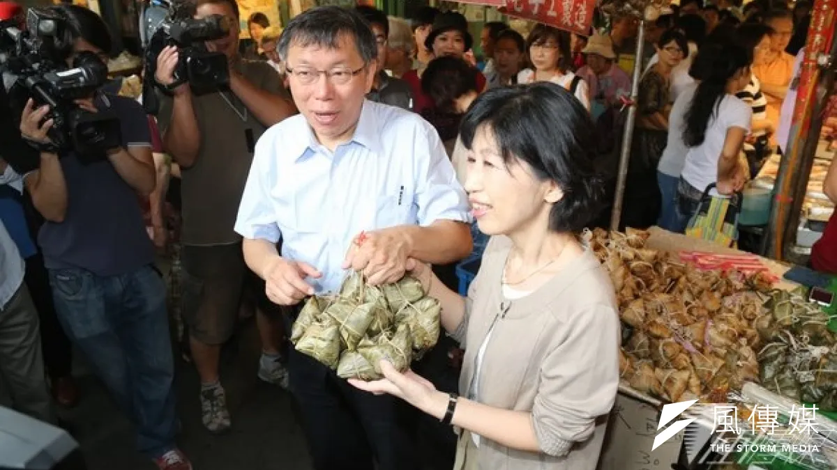 「柯文哲現象」讓許多「專業政客」頗感不適應。(圖為柯文哲夫婦端節市場拜票,吳逸驊攝)