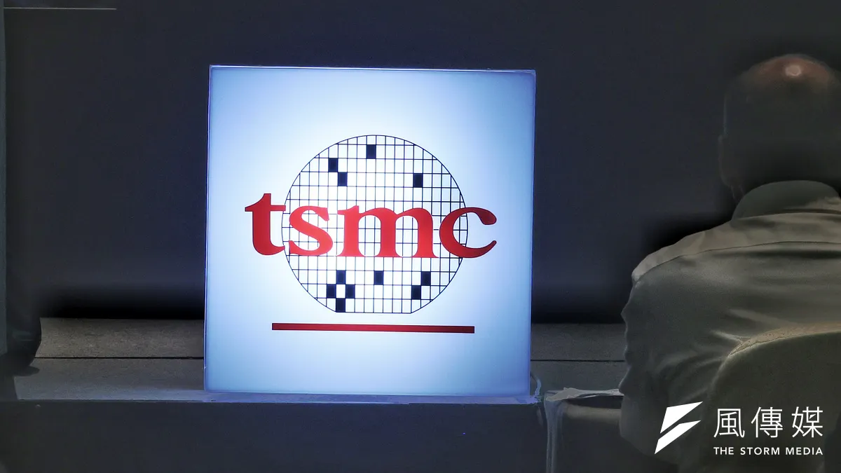 繼先前台積電(TSMC)的機密資料疑遭外洩至日本東京威力科創(Tokyo Electron)之後,半導體產業近期再次爆出層級更高的「內鬼案」。這次的主角是台積電退休的資深研發老將羅唯仁,他驚傳退休後不僅重返老東家英特爾(Intel),更疑似以影印方式帶走了台積電最關鍵的「2奈米」等先進製程技術資料;知名半導體分析師陸行之表示,到了台積電這種等級的國際商戰,實情可能跟一般人想的不一樣。(柯承惠攝) 繼先前台積電(TSMC)的機密資料疑遭外洩至日本東京威力科創(Tokyo Electron)之後,半導體產業近期再次爆出層級更高的「內鬼案」。這次的主角是台積電退休的資深研發老將羅唯仁,他驚傳退休後不僅重返老東家英特爾(Intel),更疑似以影印方式帶走了台積電最關鍵的「2奈米」等先進製程技術資料;知名半導體分析師陸行之表示,到了台積電這種等級的國際商戰,實情可能跟一般人想的不一樣。(柯承惠攝)