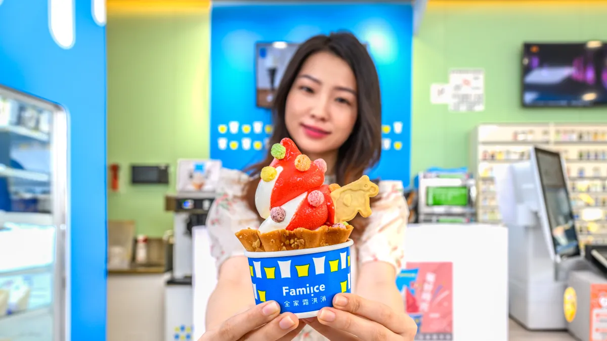 全家便利商店新口味來了!莓好時光霜淇淋、限定店繽菓聖代齊發。(圖/全家便利商店提供)
