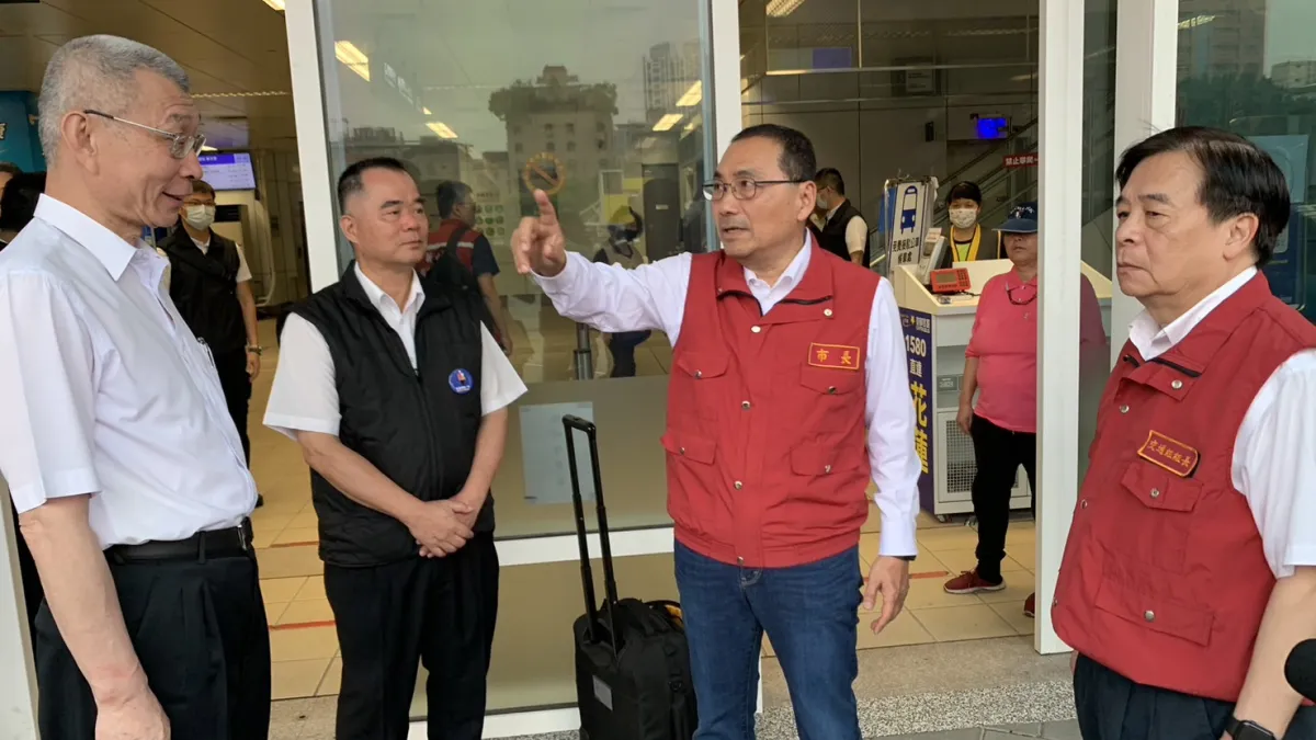 市長侯友宜關心民眾搭車情況,交通局表示,今天下班尖峰可再增派16輛公車接駁,全力疏運。(圖/新北市交通局提供)