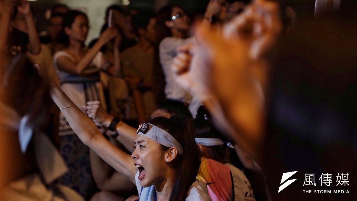 桃園空服員職業工會表示,將會在台北市南京東路華航公司前守夜,目前已經有近500名空服員到場支援。(曾原信攝) 桃園空服員職業工會表示,將會在台北市南京東路華航公司前守夜,目前已經有近500名空服員到場支援。(曾原信攝)