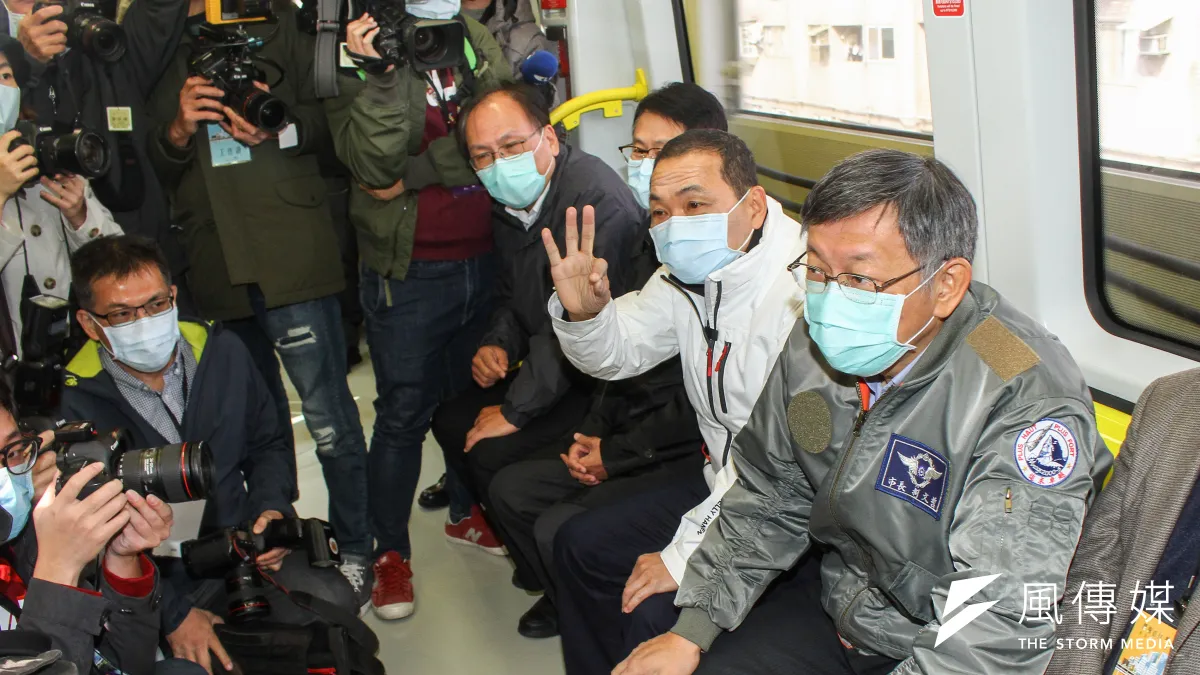新北市要收回台北捷運環狀線經營權一事近期更吵得不可開交。圖為台北市長柯文哲(右一)與新北市長侯友宜(右二)在通車典禮時一同搭乘環狀線。(資料照,蔡親傑攝)