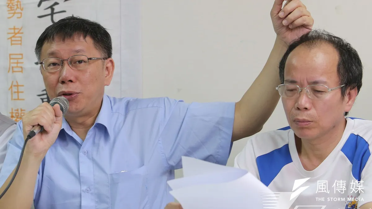 前柯文哲競選團隊政策總監張景森(右)在臉書貼文,反對無限上綱反慈濟。(資料照片,吳逸驊攝)