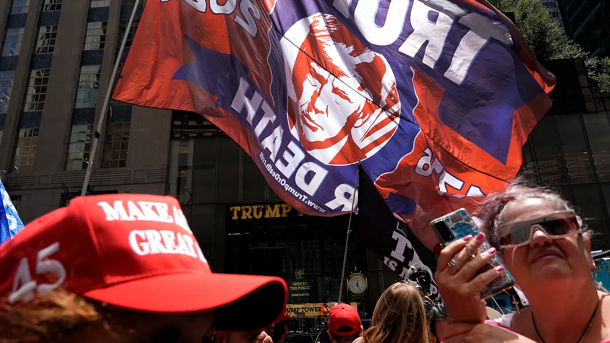 2024年5月31日,川普大樓對面街道聚集大量人群。(美聯社)