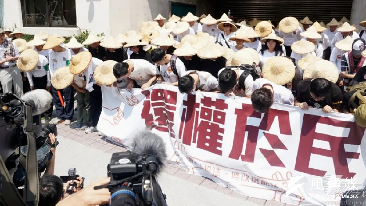 林義雄則補充說明,1999年核四公投促進會志工繞行總統府7圈,結果隔年便完成政黨輪替,而今天繞行立法院7圈,即希望立法院體質能改變。(蘇仲泓攝)